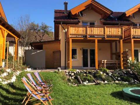 Rückseite des Hauses im Herbst