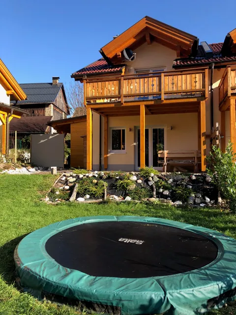 Rückseite des Hauses an einem sonnigen Tag mit Trampolin
