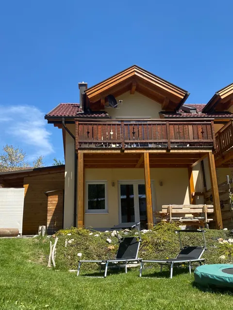Rückseite des Hauses im Frühling mit Terrasse