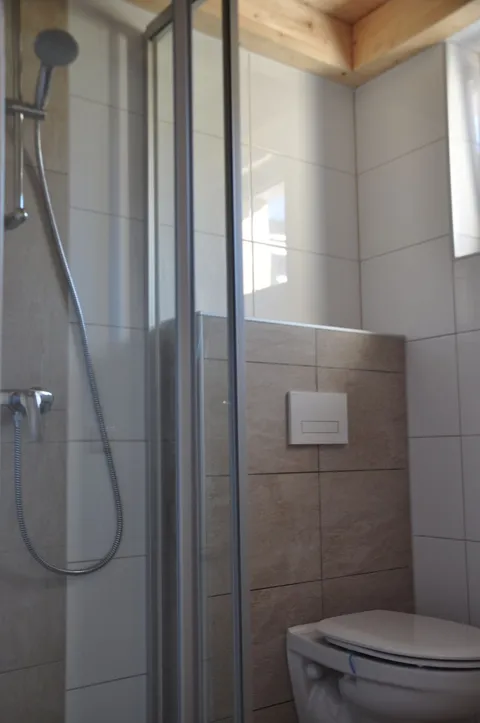 Zweites Badezimmer mit begehbarer Dusche