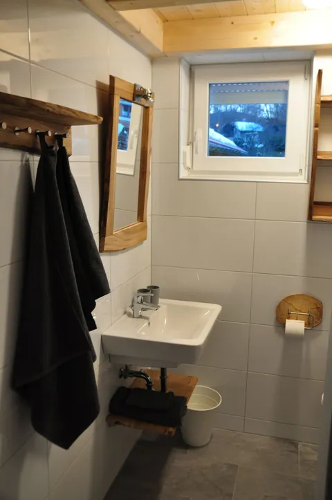 Waschbecken mit Spiegel im Badezimmer