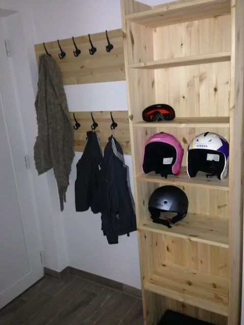 Eingang mit Garderobe und Stauraum für Skiausrüstung