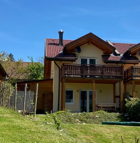 Nahaufnahme der Rückseite mit Balkon