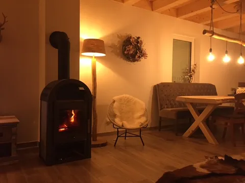 Brennendes Feuer im Holzofen des Wohnzimmers