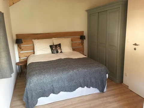Doppelbett mit Steinkopfteil in Schlafzimmer 2
