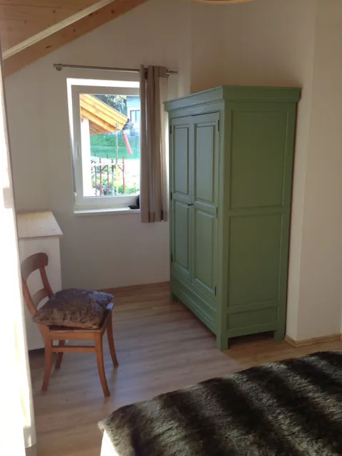 Doppelbett mit Holzwandpaneel in Schlafzimmer 1