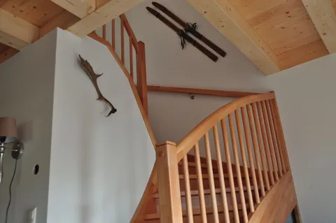 Holztreppe zur ersten Etage