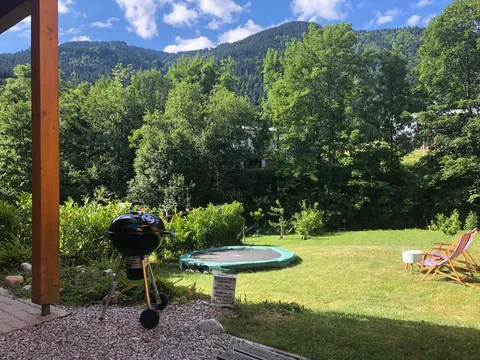 Garten mit Trampolin und Blick auf die Berge