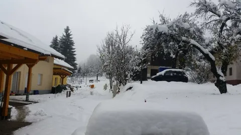 Vorderseite von Berghaus Christel im Schnee