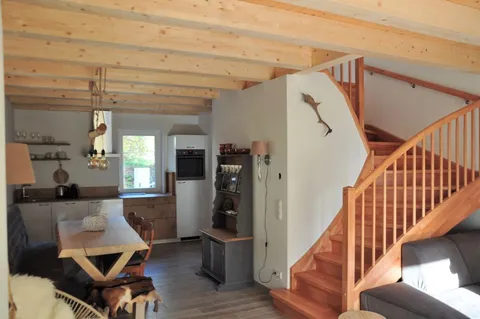 Wohnzimmer mit Treppe und Essbereich im Blick