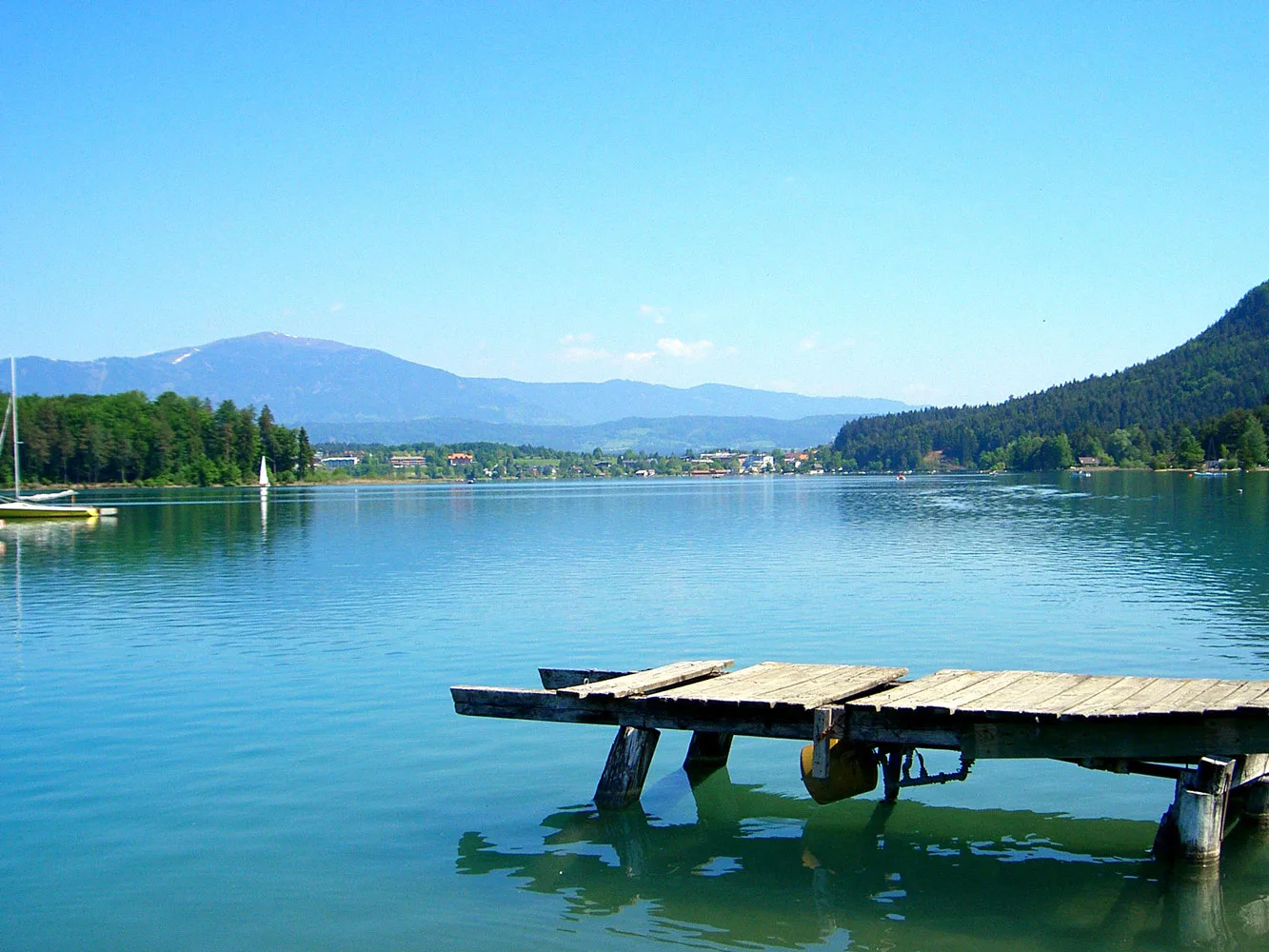 Steg am Faaker See mit Blick auf die Berge