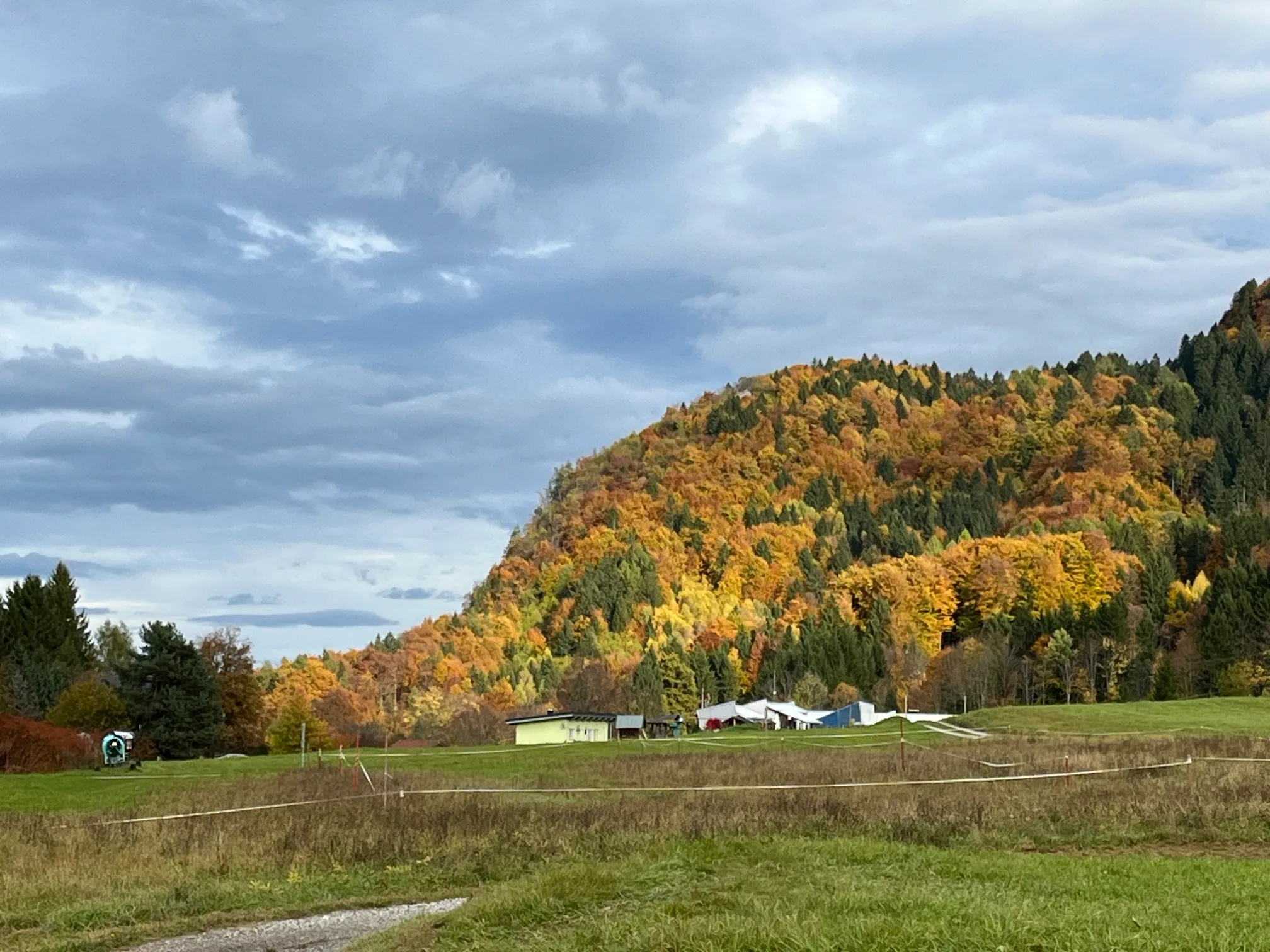 Herbstfarben auf den Hügeln rund um Kärnten