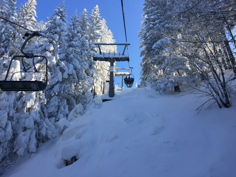 Skilift durch verschneiten Wald zum Dreiländereck