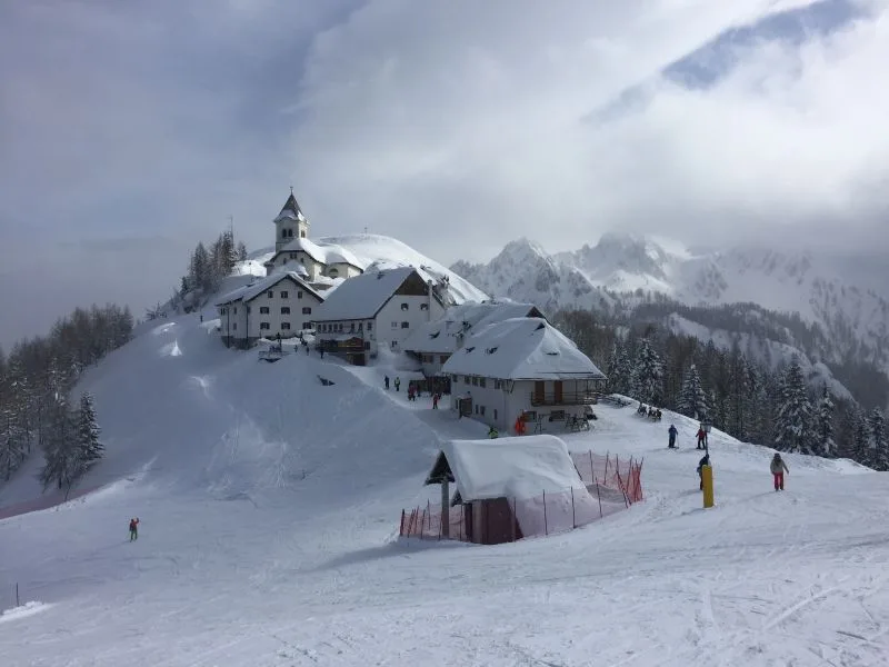 Bergdorf Monte Lussari bei Tarvisio im Schnee