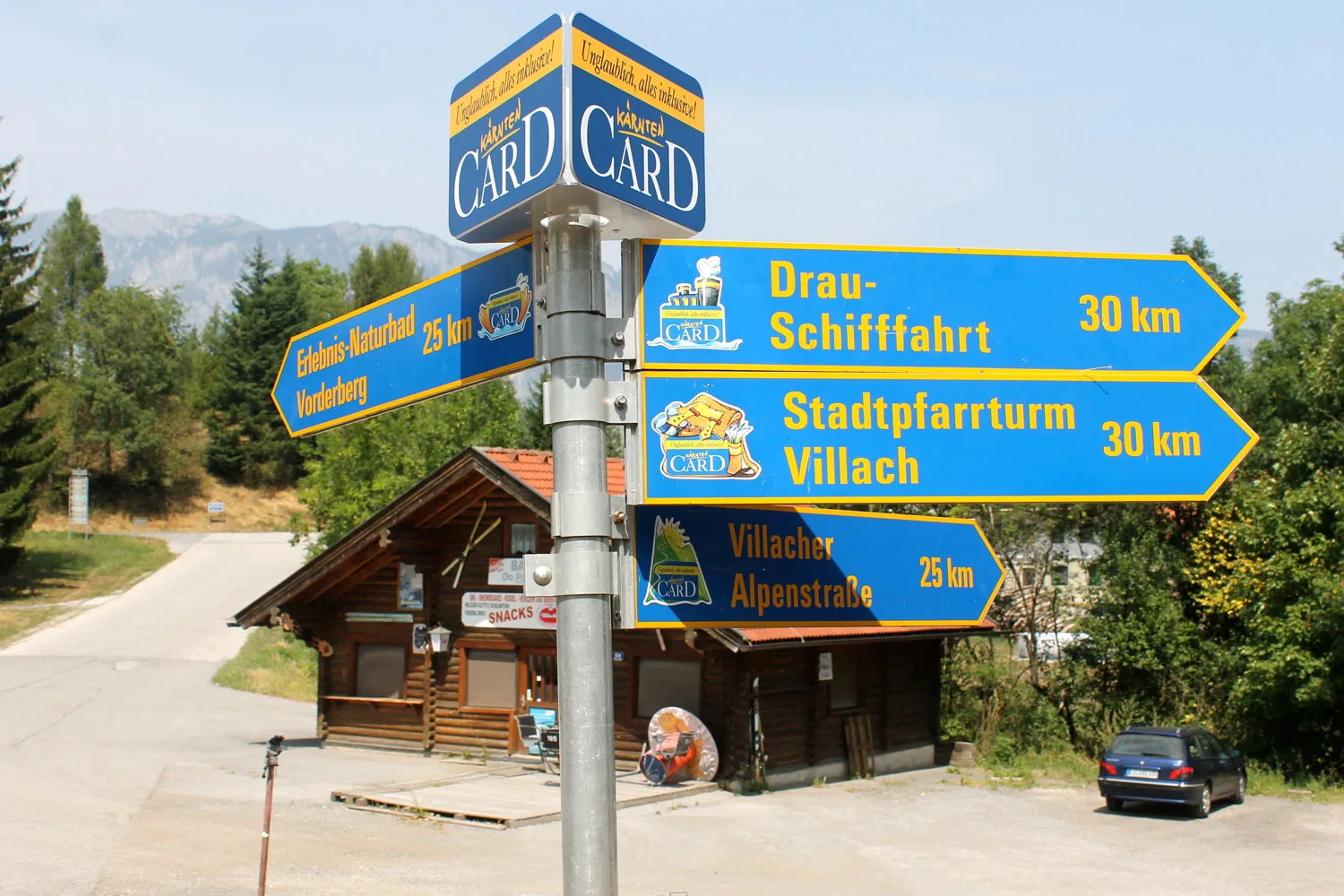 Wegweiser mit Kärnten-Card-Informationen in Arnoldstein