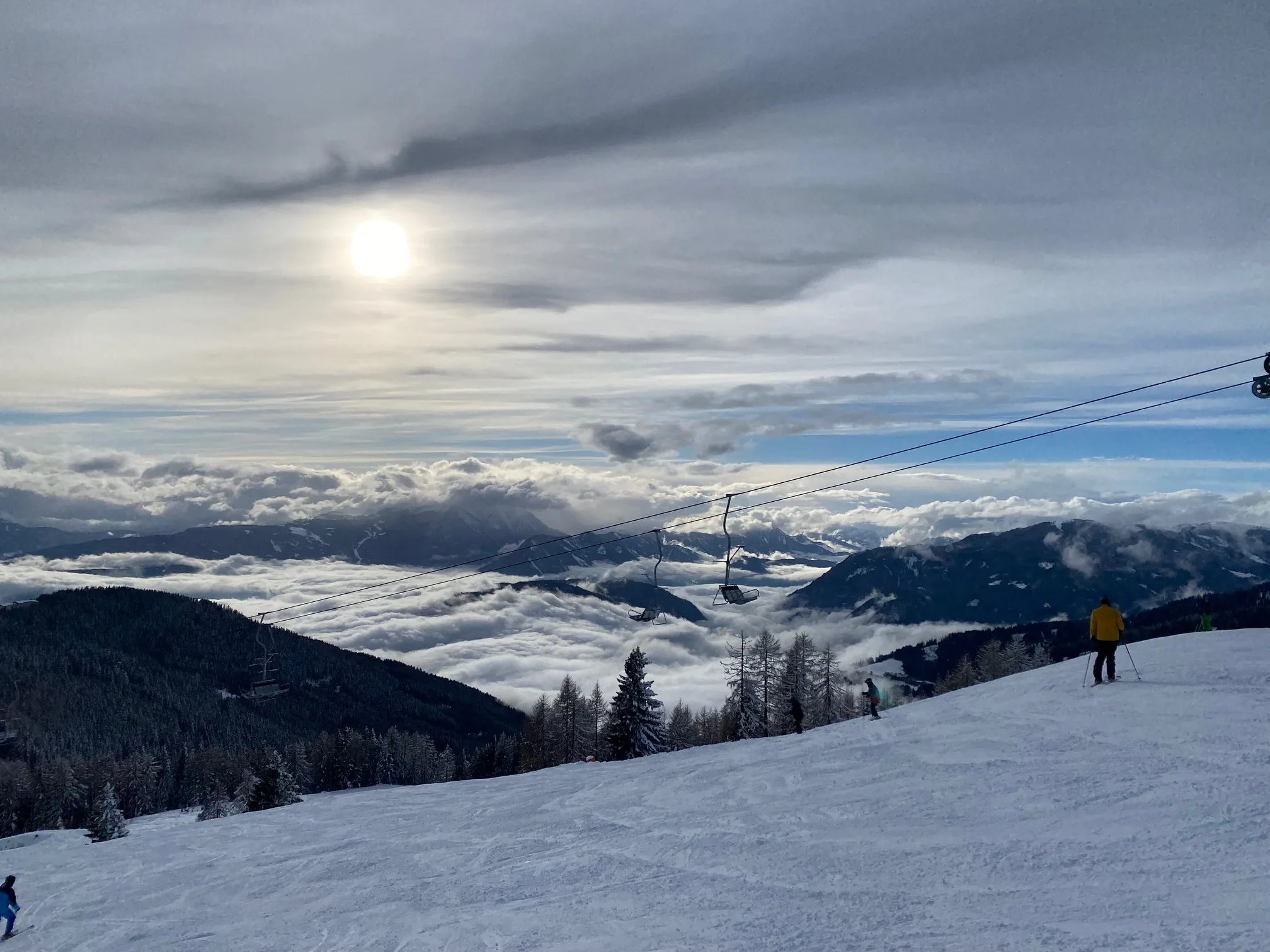 Skilift über einem Wolkenmeer am Dreiländereck