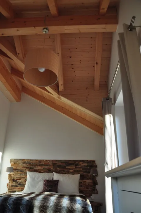Holzdachkonstruktion über dem Bett in Schlafzimmer 2